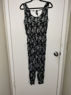 Juniors Unbranded Black Floral Jumpsuit Size Medium EUC 21" Inseam