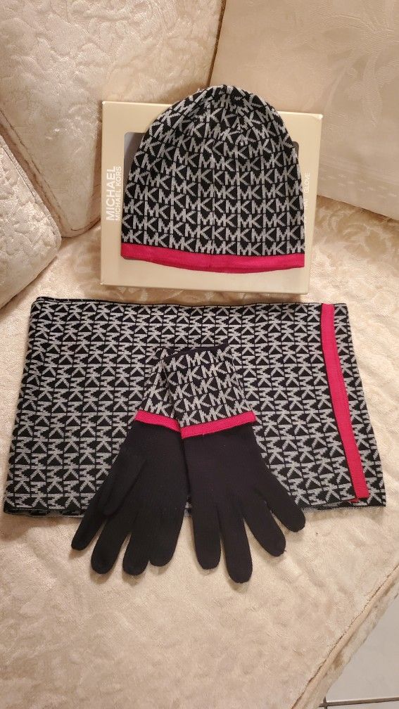 NEW Michael Kors Hat, Scarf, Gloves Set