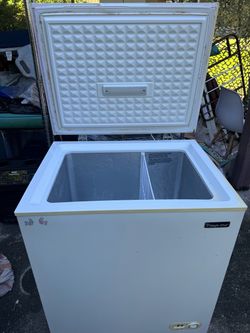 Magic Chef Chest Freezer – Works Great / Perfect Garage Unit!