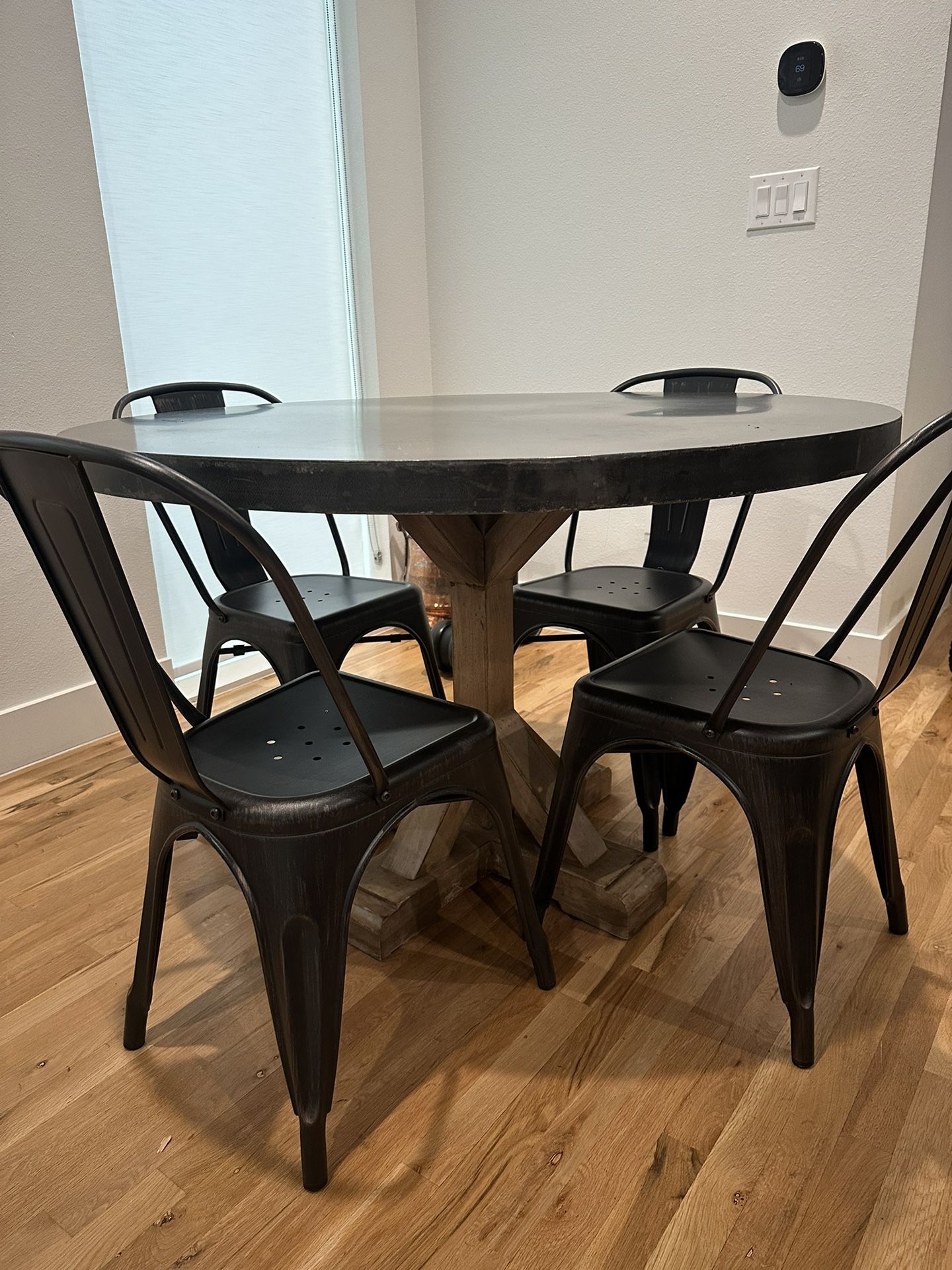 Round Breakfast Table and Chairs