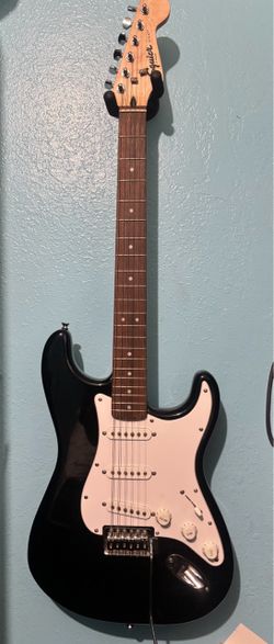 Black Stratocaster - squire fender (whammy bar)