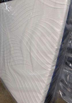 Free delivery! Brand new luxury comfort queen size memory foam mattress