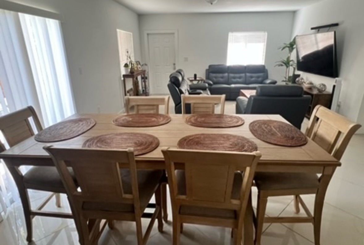 Rooms To Go table