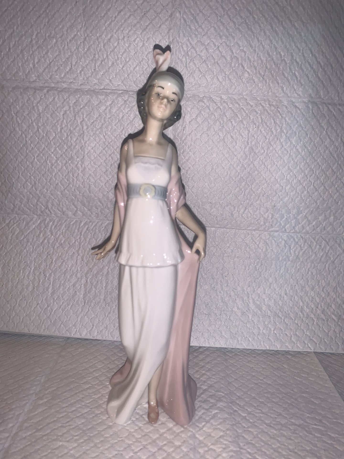 Lladro Talk of The Town Collectible Figurine 05788 Retired Glazed