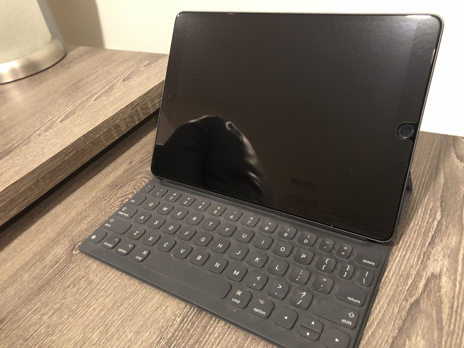 Ipad air 256gb 3rd generation with apple keyboard for sale in
