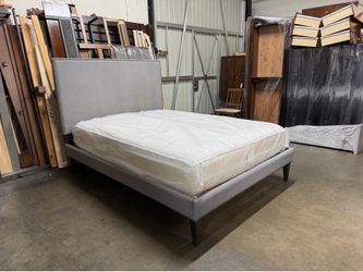 Queen bed $280