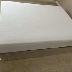 New 1 1/2 Month Old  10" Hybrid Queen Mattress Medium Firm