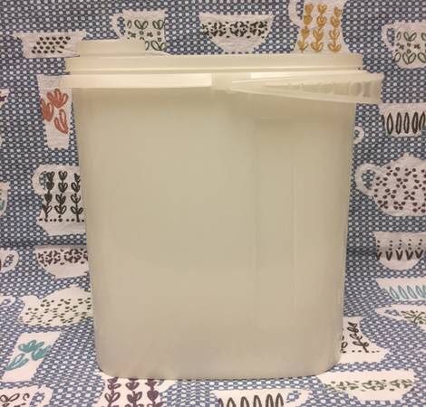 Vintage Tupperware Beverage Buddy juice container with handle white 2 Qt  for Sale in Phoenix, AZ - OfferUp
