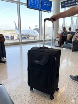 Samsonite Black Softside Spinner Luggage - Expandable Rolling Suitcase- Medium size