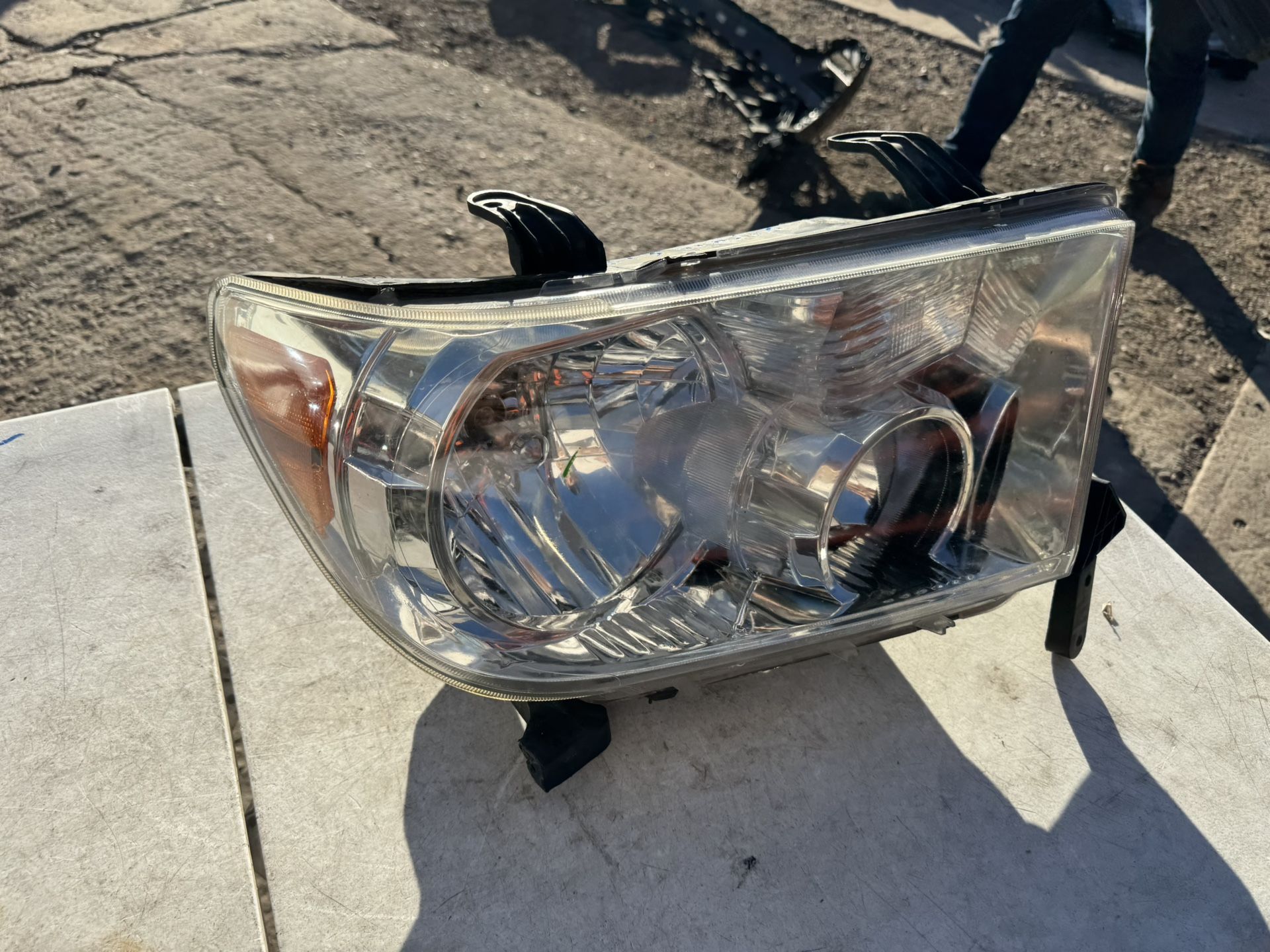 Toyota Tundra Right Headlight Oem