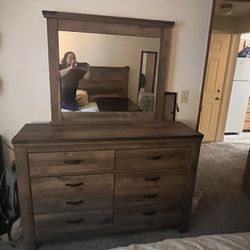 Queen Size Bed With Bedroom Set. 
