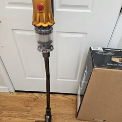 New Cond  DYSON Cordless VACUUM  , WORKS EXCELLENT  , AMAZING POWER SUCES  , With Charger  , 