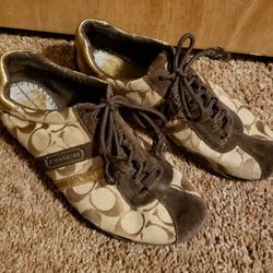 Coach women's shoes. Size 7,5. Made in China. No insole. Look at the photo.