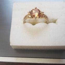 WOMANS GOLD RING