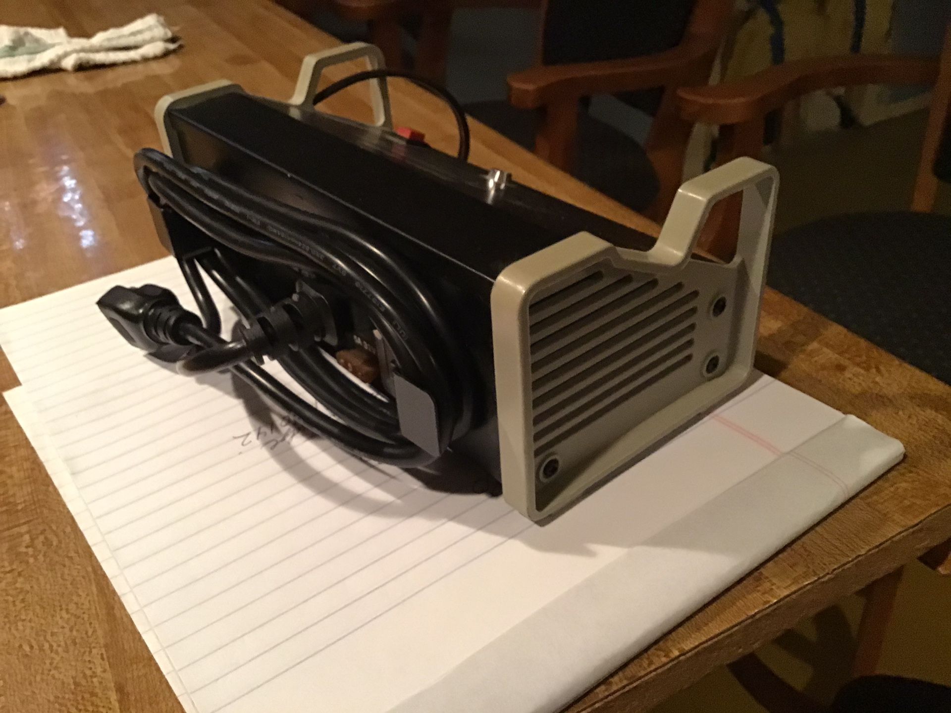 RADIO SHACK NI CAD BATTERY CHARGER. USED ON RC AND MISC. TOYS.