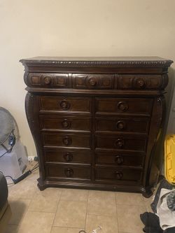 CHEST OF DRAWERS 