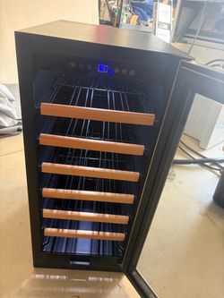 Like New 15” Avanti 30 Bottle Wine Cooler with Wood Shelf Racks