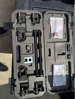 Coil spring compressor