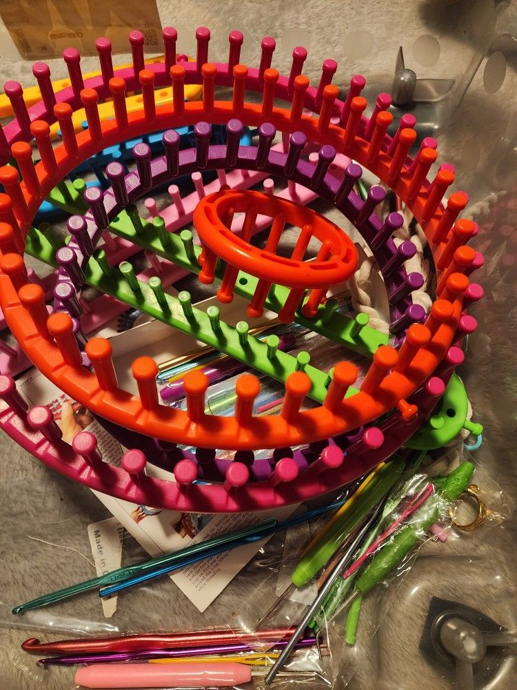 Round Looms And Hooks