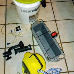 Used Lot  Flambeau Outdoors 5-Gallon Bait Bucket Kit