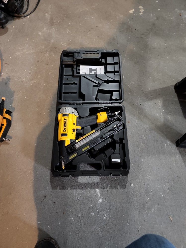 Dewalt 15 GA Angled Finish Gun