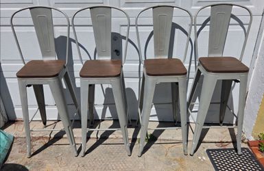 4 Metal Barstools