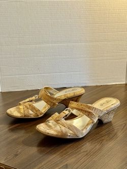 Ladies 7.5 Gold, Cork, Heeled Sandals 👡 