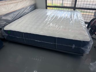 KING SIZE STEARNS & FOSTER MATTRESS & BOX SPRINGS BED SET
