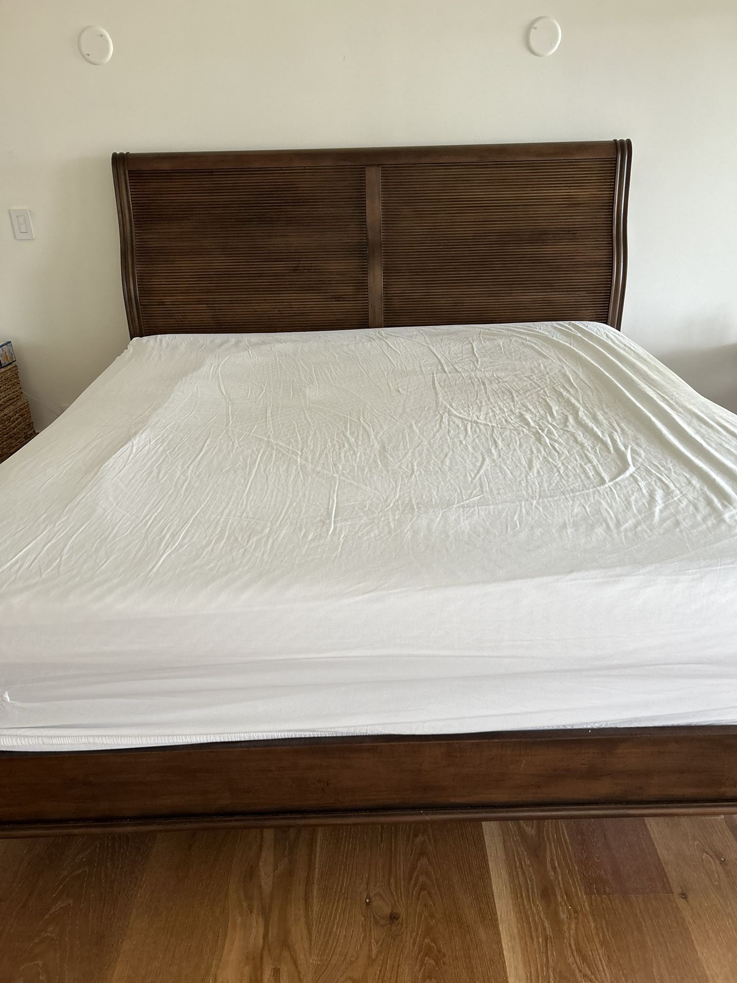 Ethan Allen Cayman Bedframe King Size