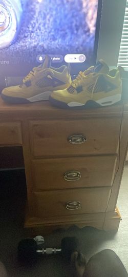 Air Jordan yellow  lightings 4’s size 10