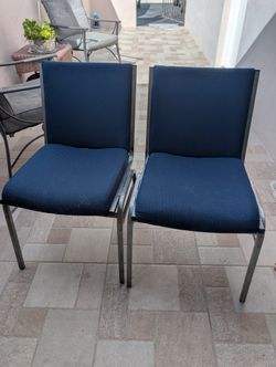 ¡2 sillas apilables acolchadas con respaldo y cojín para asiento!