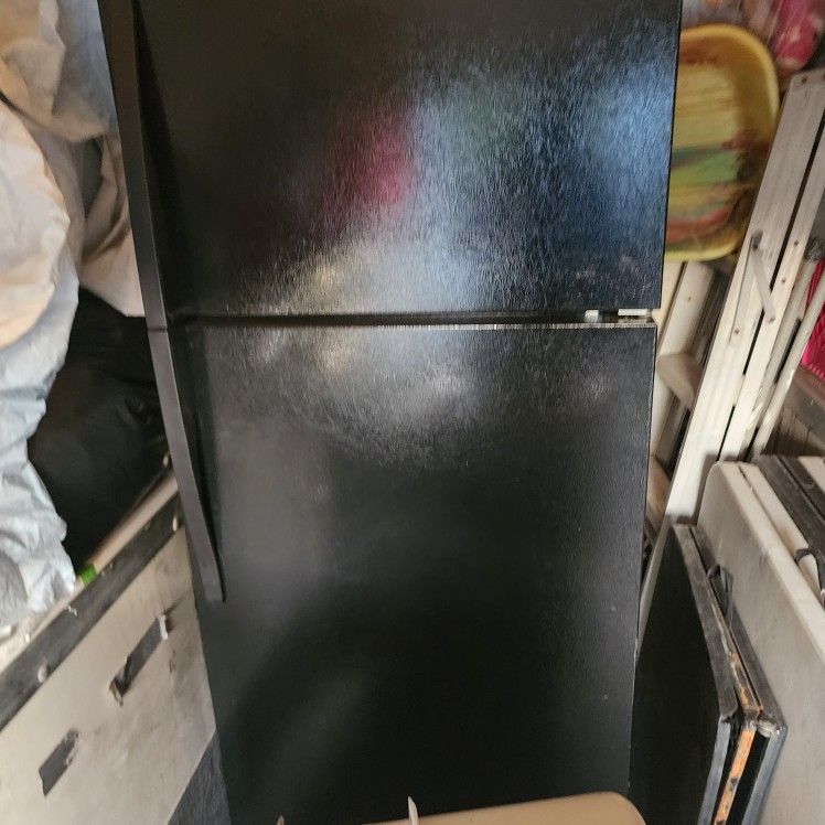 Black Whirlpool Refrigerator Top Freezer 21.3 Cubic Feet It's An Excellent Condition Clean And It Works