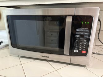 Toshiba 1.2 Cu Ft Smart Sensor Microwave