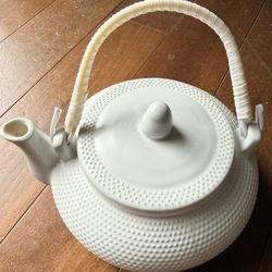White Porcelain Tea Pot with Handle
