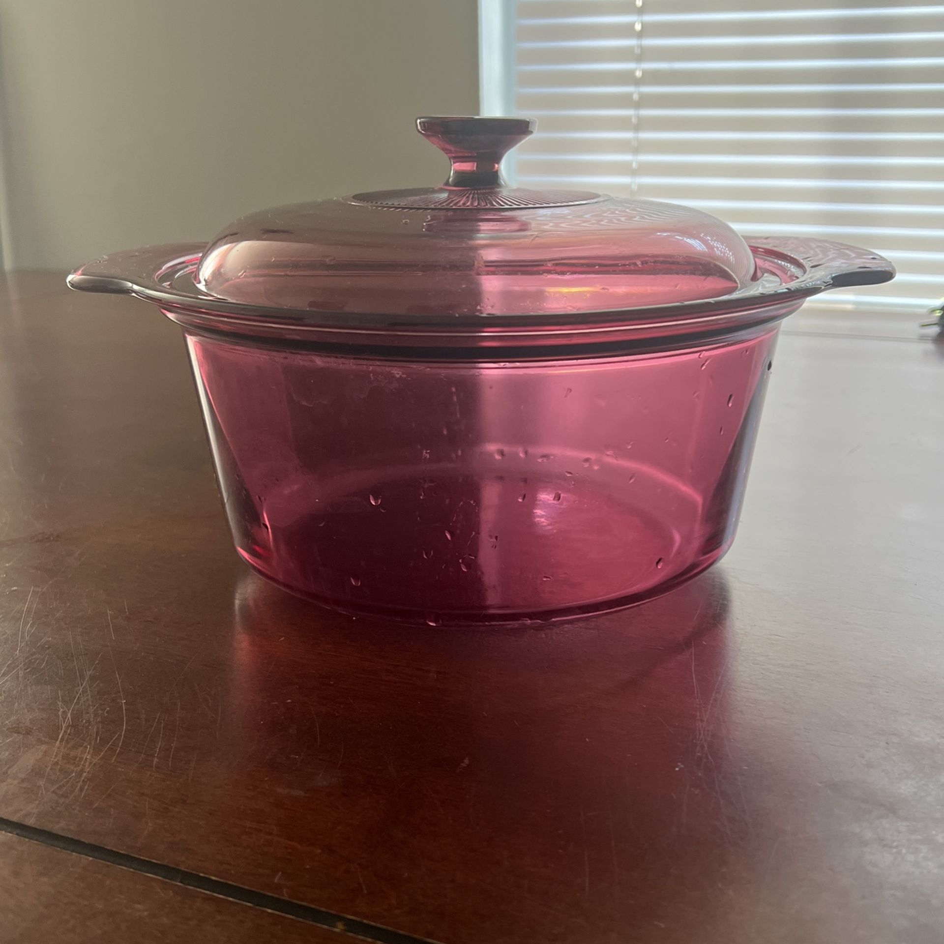 Vision Corning Cranberry Round 3.5 liter casserole with non stick coating, comes with Pyrex lid, made in USA