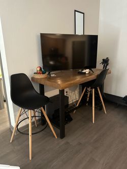 Table with 2 chairs