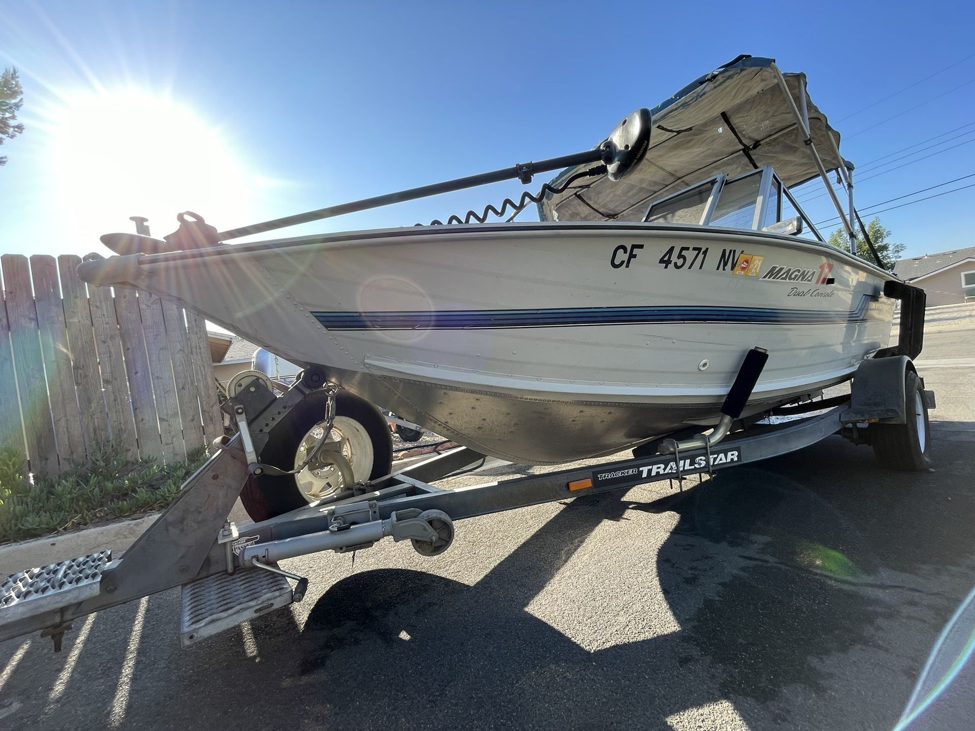 Sun Tracker 17 Bass Deep v 90HP mercury 40mph