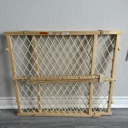 Adjustable wood baby safety gate - position and lock