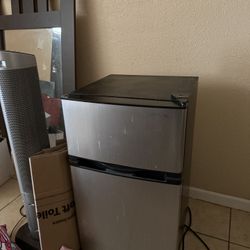 Mini Fridge With Freezer 