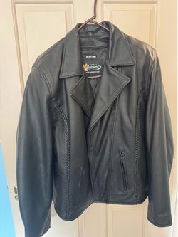 Women’s motorcycle jacket has built in armor