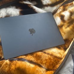 MACBOOK AIR 2024 M3 15 Inch Used 2 Times! 