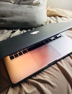 Apple MacBook Pro Laptop - 500gb