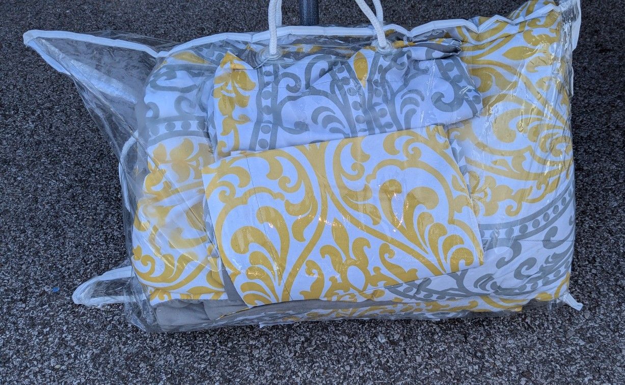 Queen Size Comforter & 2 Pillow Case Set (Used)$7