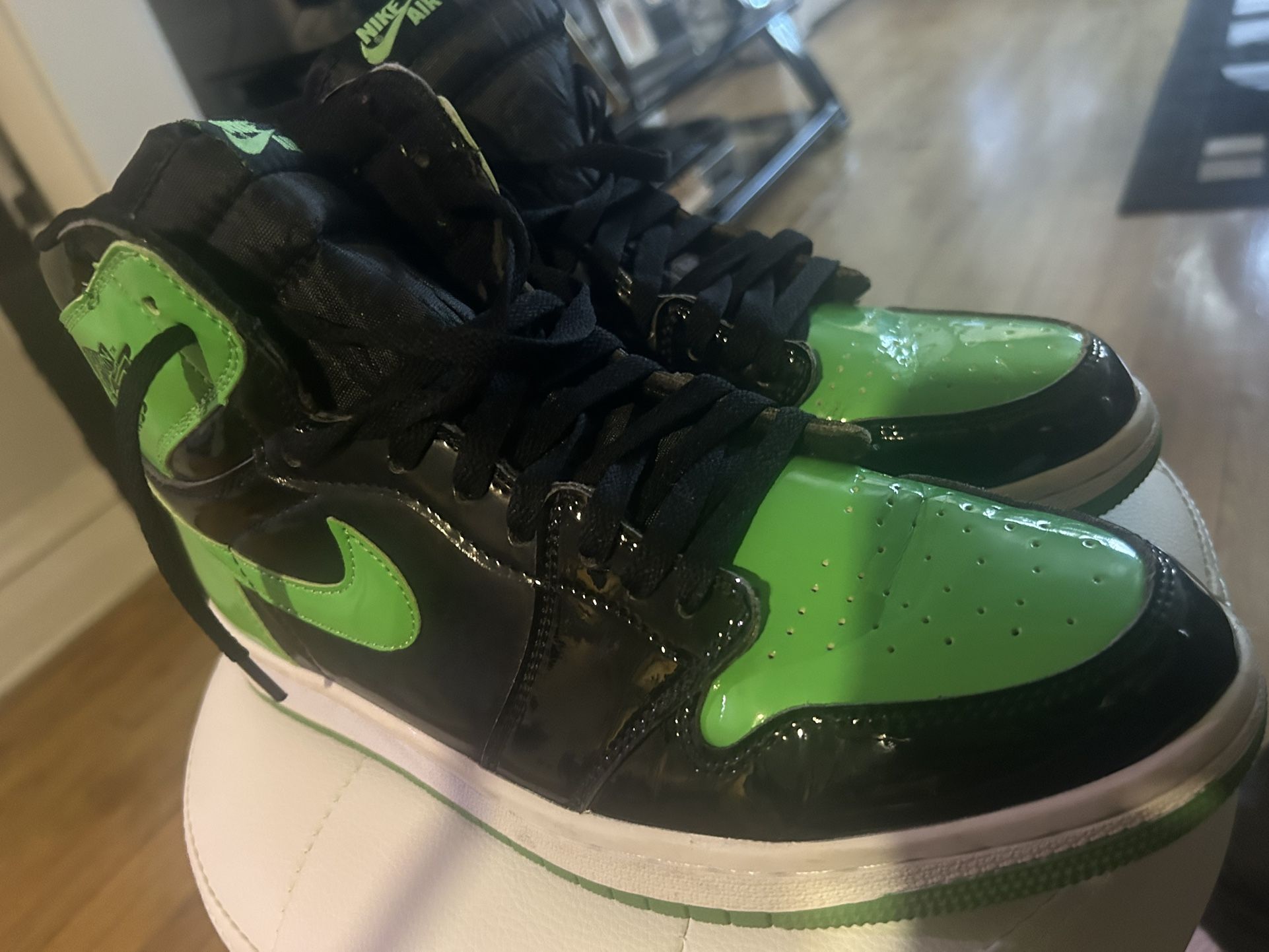 NIKE- Black & Green