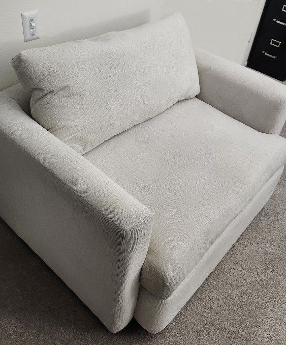 Oversized Swivel Chair – Great Condition!