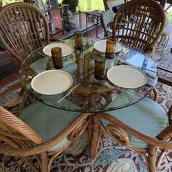 4-Person Wicker Dining Set – Glass Top – Cushions 