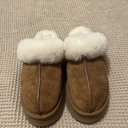 UGG® Women's Chestnut Suede Platform Slip-On SIZE 10