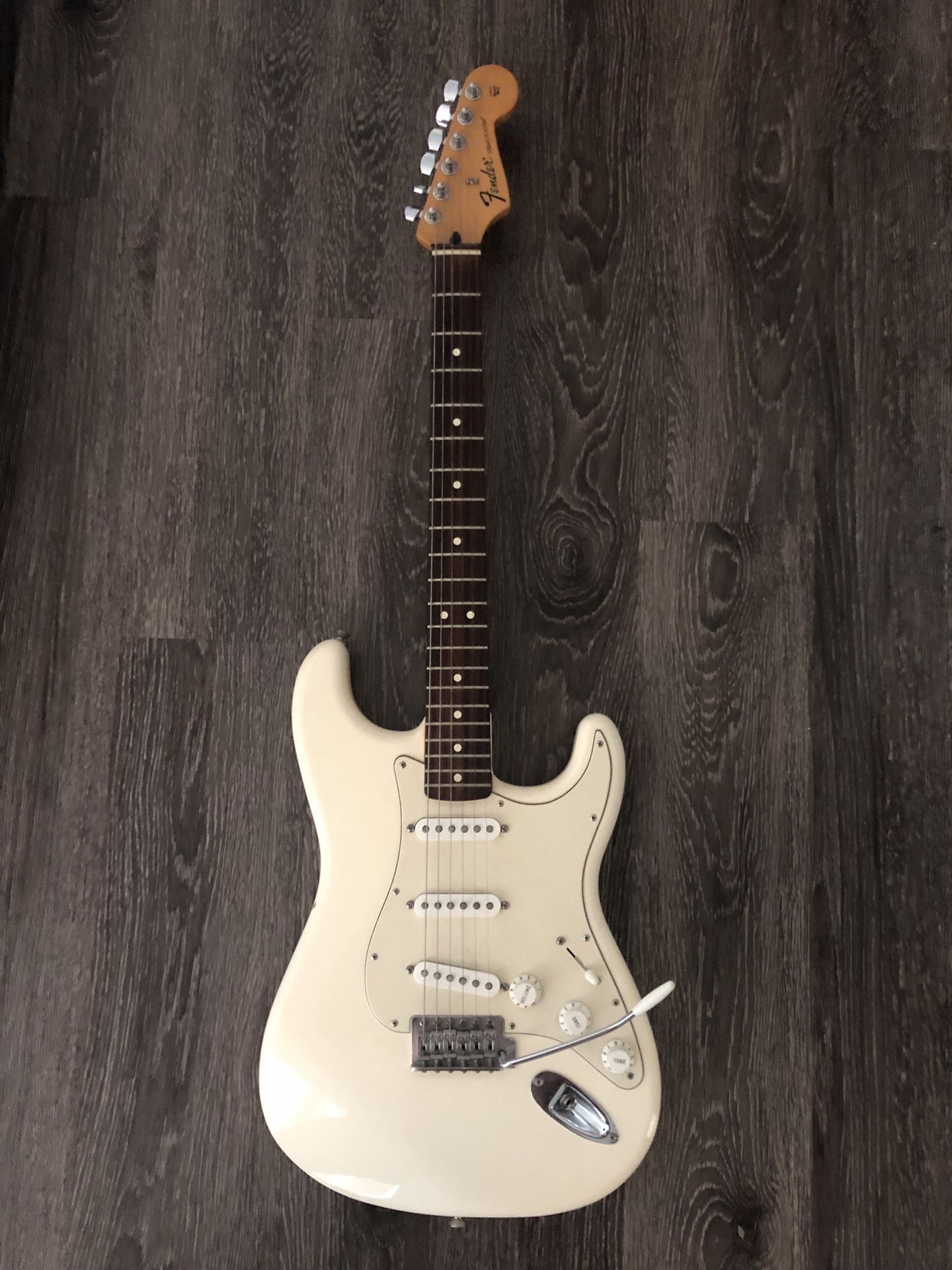 Fender Stratocaster with Carrying Case - White