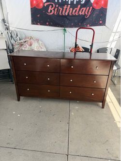 6 drawer brown wooden dresser!