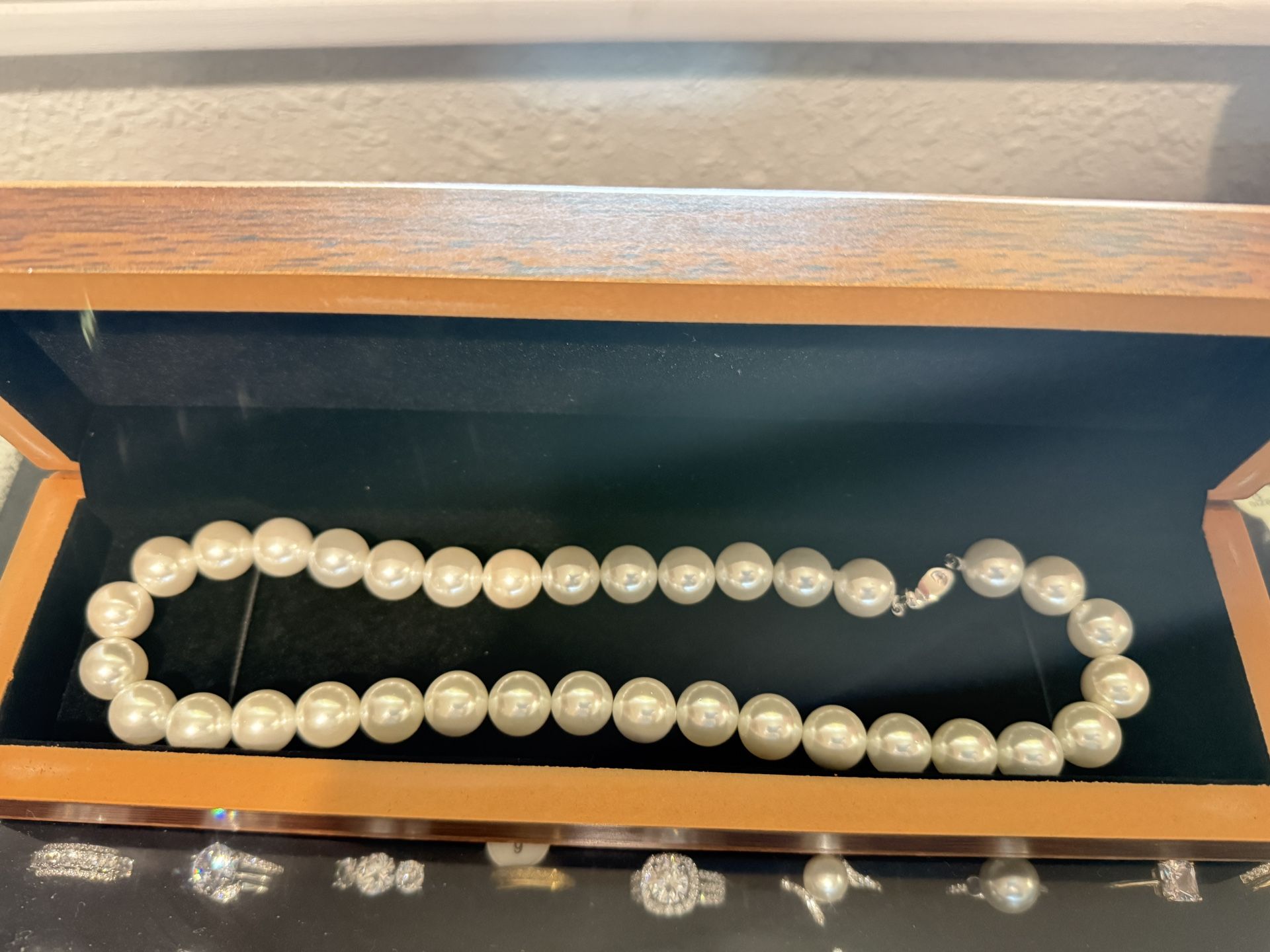 18” shell pearl necklace with S925 sturdy easy-to-handle clasp. Handmade in 19mm,27mm,30mm, 40mm. Double-double knotted between each pearl